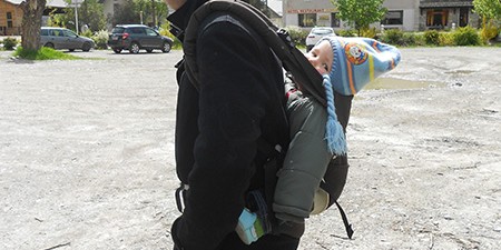 Comment un porte bébé a sauvé nos vacances à la montagne
