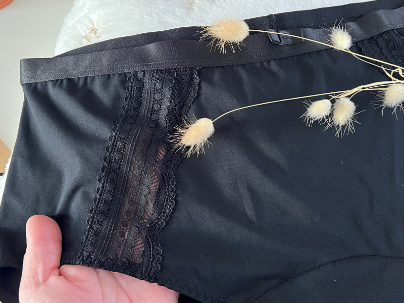 Test culotte menstruelle Herloop modèle Sofia - Détail jolie dentelle devant