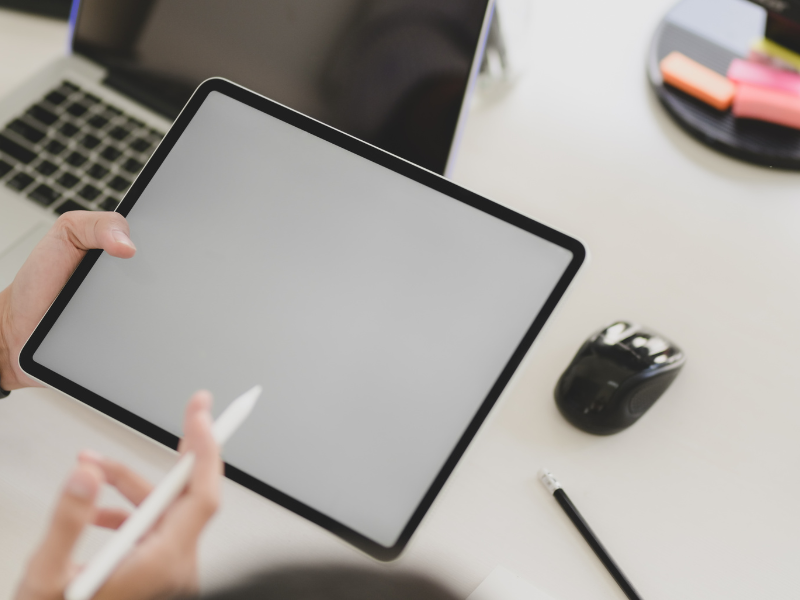 Flatlay iPad et bureautique : utilité d’un iPad