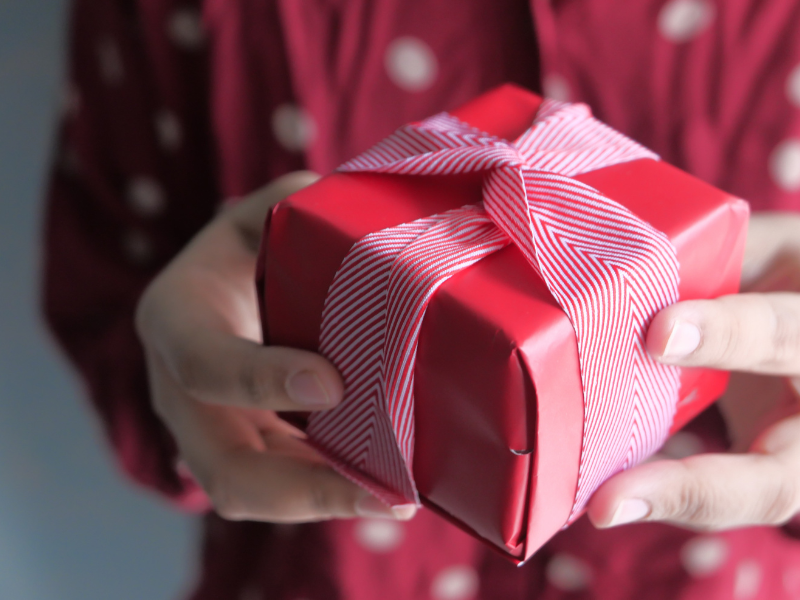 Offrir un cadeau comme preuve d'amour - Tendances 2025 des cadeaux personnalisés : ce qui fait la différence