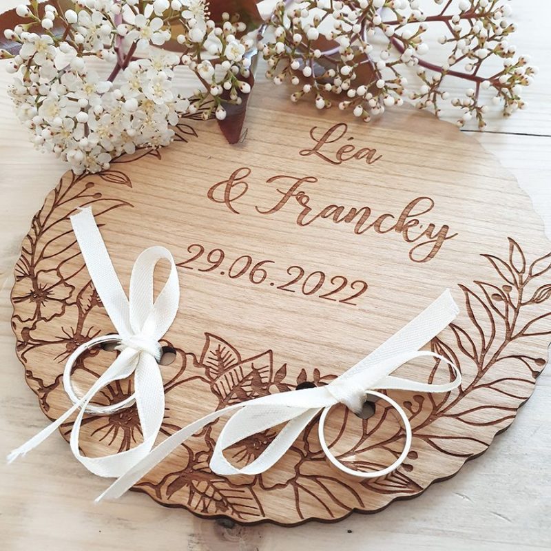 Cadeau personnalisé en bois gravé des prénoms pour mariage - Tendances 2025 des cadeaux personnalisés : ce qui fait la différence