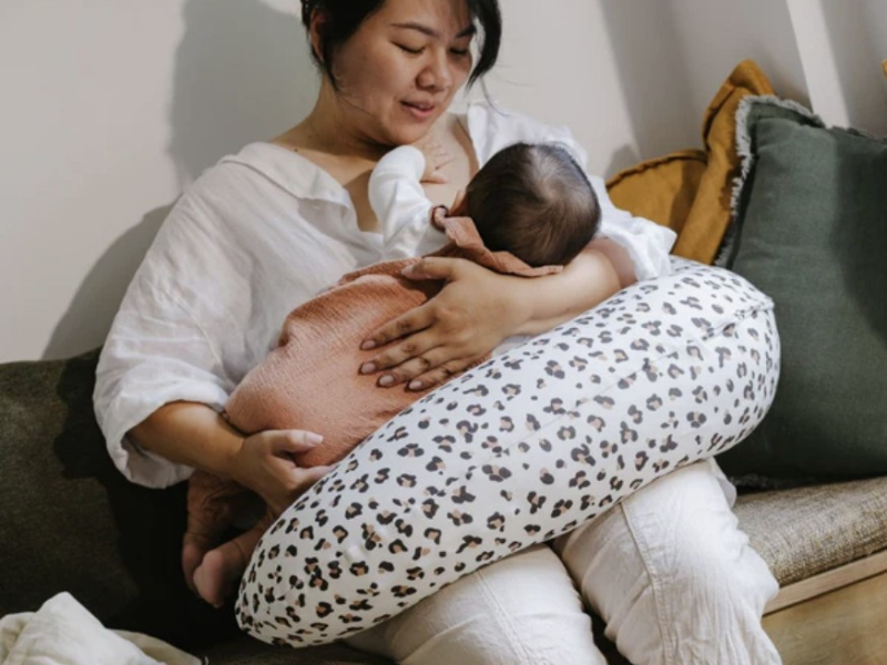 Grossesse et allaitement : pourquoi le coussin devient vite indispensable ?