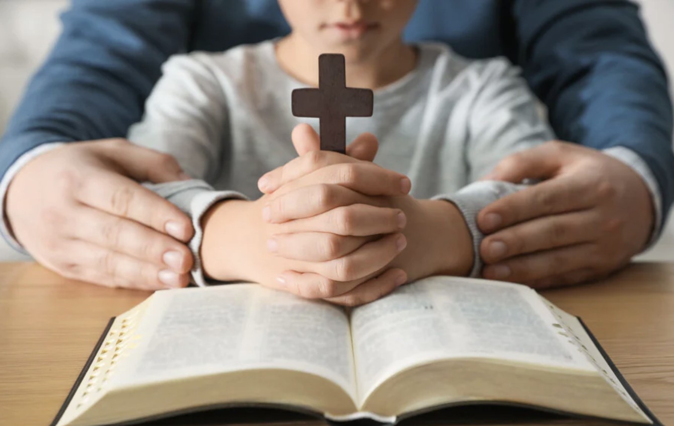 comment expliquer baptême et première communion